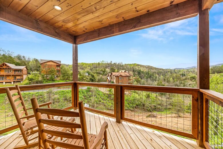 Luxury Cabin GETAWAY-Location-View-HotTub+more - Sevierville, Tennessee