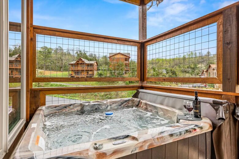 Luxury Cabin GETAWAY-Location-View-HotTub+more - Sevierville, Tennessee