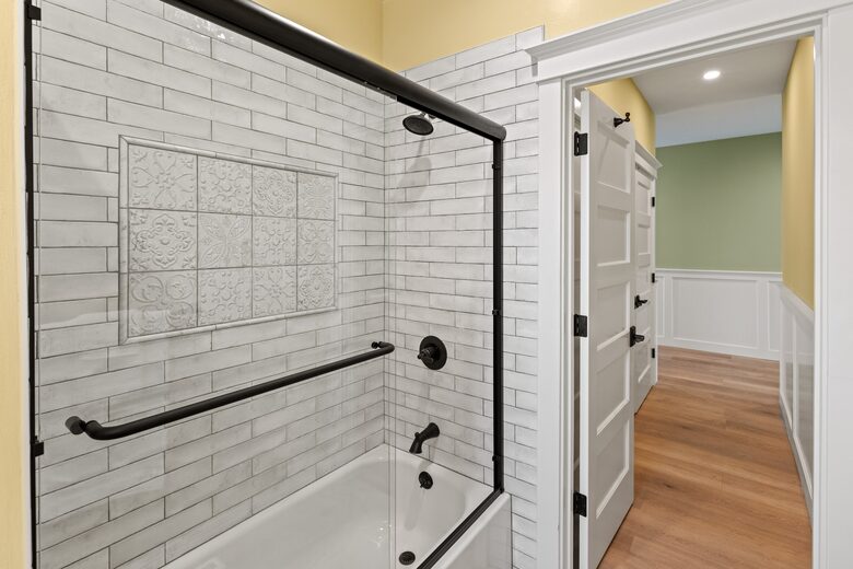 Full bathroom off hallway
