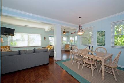 Beautiful Clearwater Beach Home & Cottage | Across from Beach - Clearwater Beach, Florida