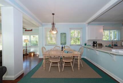 Beautiful Clearwater Beach Home & Cottage | Across from Beach - Clearwater Beach, Florida