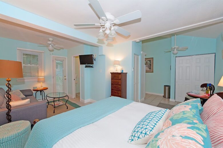 Beautiful Clearwater Beach Home & Cottage | Across from Beach - Clearwater Beach, Florida