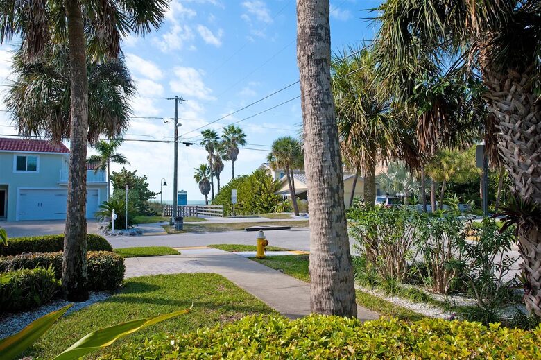 Beautiful Clearwater Beach Home & Cottage | Across from Beach - Clearwater Beach, Florida
