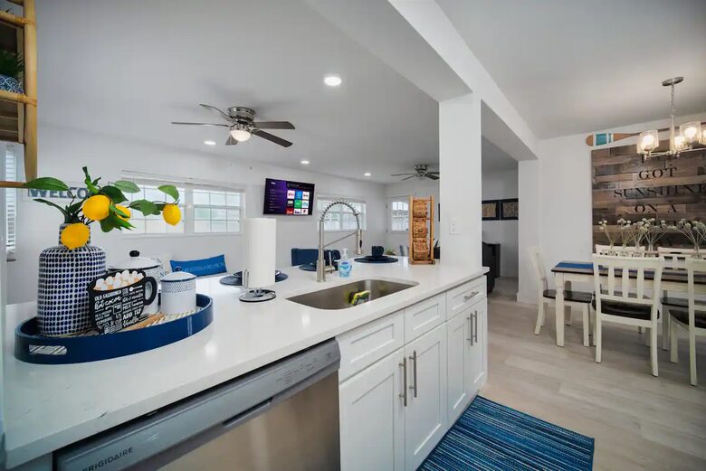 Coastal Comfort: Stylish Jacksonville Beach House - Jacksonville Beach, Florida