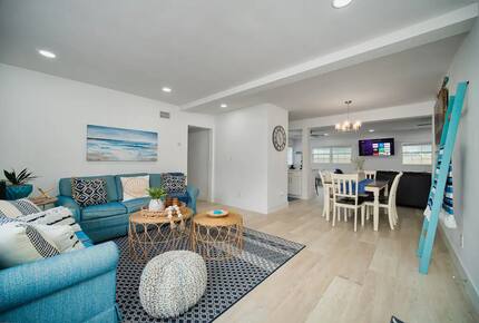 Coastal Comfort: Stylish Jacksonville Beach House - Jacksonville Beach, Florida