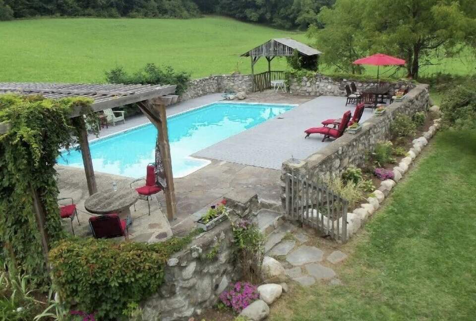 Lavender Hill Estate | Private 37 acres,1.5 hour from NYC, Heated Pool, Jacuzzi - Pine Bush, New York