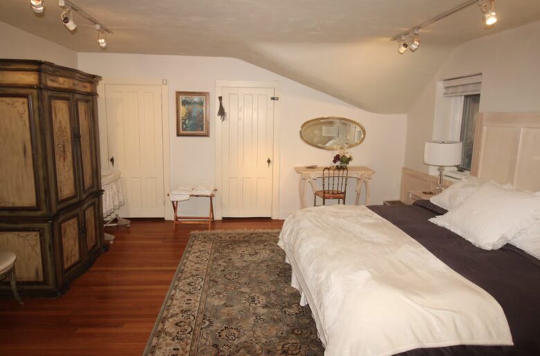 Lavender Hill Estate | Private 37 acres,1.5 hour from NYC, Heated Pool, Jacuzzi - Pine Bush, New York