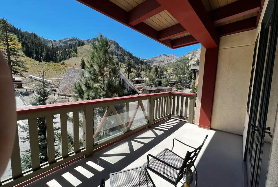 Luxury Alpine Retreat w Stunning Views & Summer/Fall Adventures at Palisades Tahoe - Olympic Valley, California