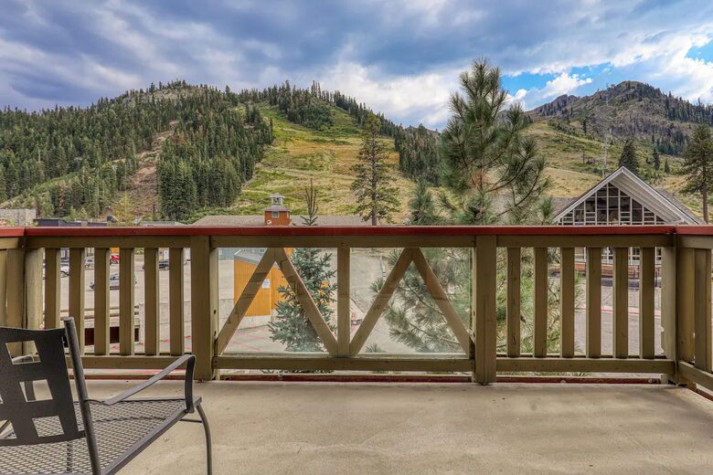 Luxury Alpine Retreat w Stunning Views & Summer/Fall Adventures at Palisades Tahoe - Olympic Valley, California