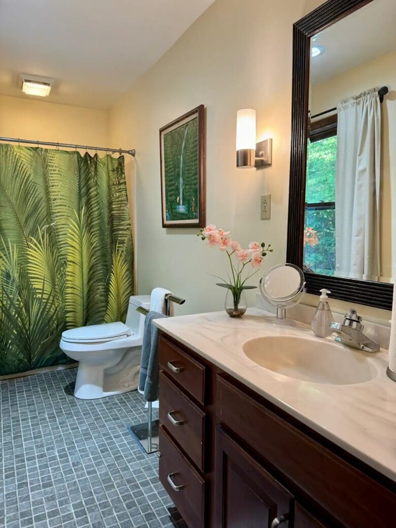 Primary bedroom's bathroom en suite