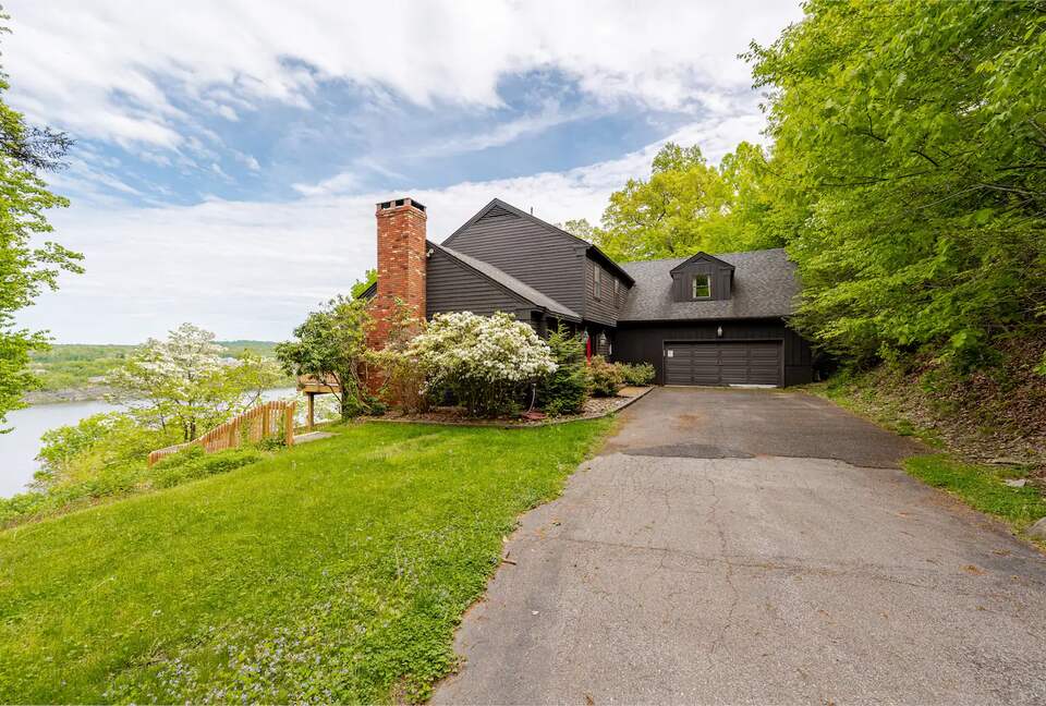 Classic Hudson River Home and Pool - Highland, New York