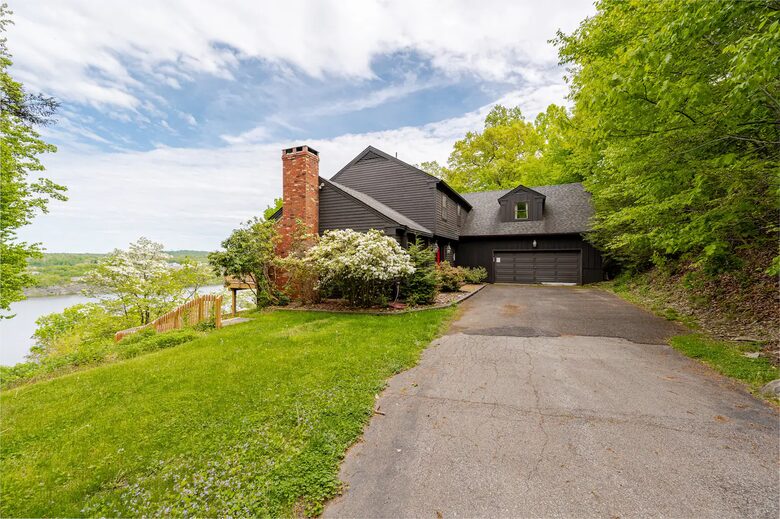 Classic Hudson River Home and Pool - Highland, New York