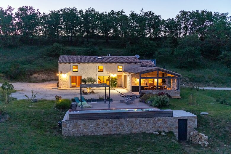 Mas De La Source Farmhouse - Aleyrac, France