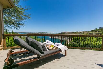 Charming Lake Travis Waterfront Retreat - Spicewood, Texas