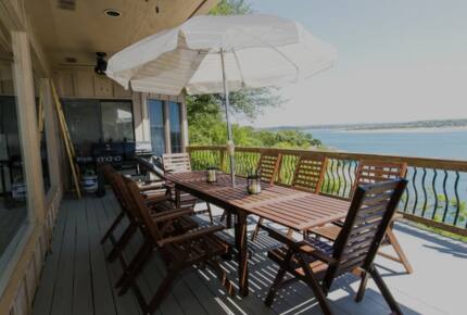 Charming Lake Travis Waterfront Retreat - Spicewood, Texas