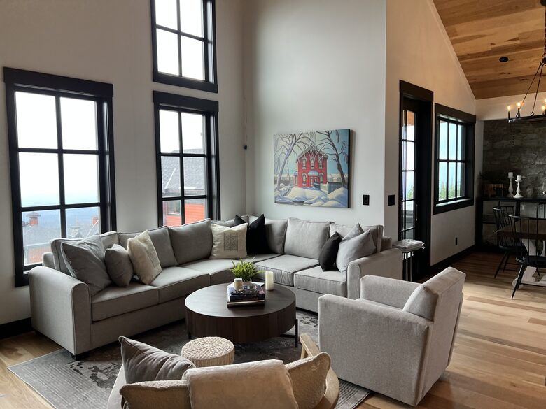 Modern Ski Chalet at Big White Ski Resort - Kelowna (Beaverdale District), Canada