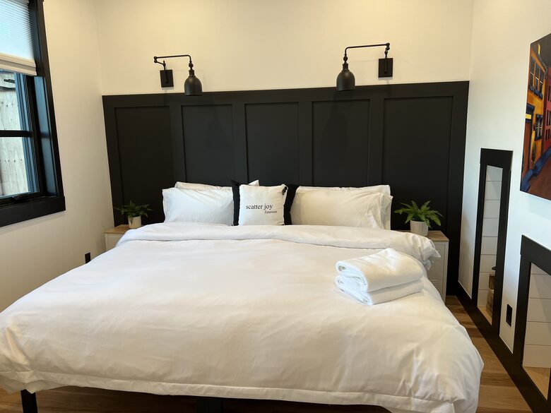 Third KING bedroom (can be split to 2 twin beds)