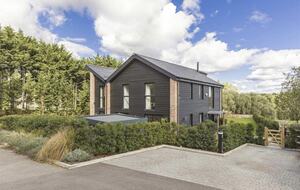 Countryside Elegance with Private Gardens - Newgate street, United Kingdom