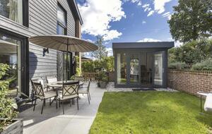 Countryside Elegance with Private Gardens - Newgate street, United Kingdom