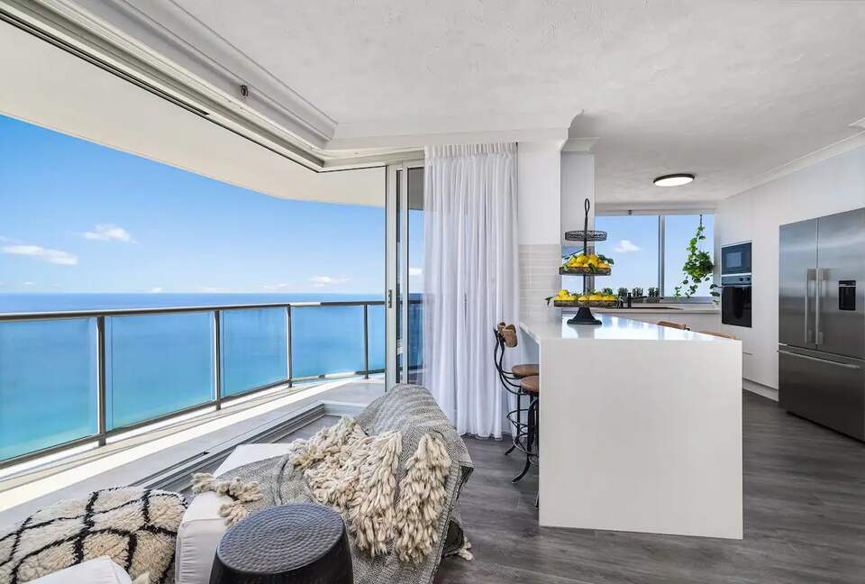 Luxurious Skyhome with Panoramic Views & Beach Location - Gold Coast, Australia