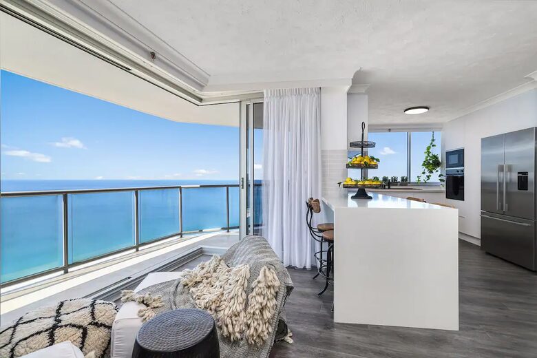 Luxurious Skyhome with Panoramic Views & Beach Location - Gold Coast, Australia