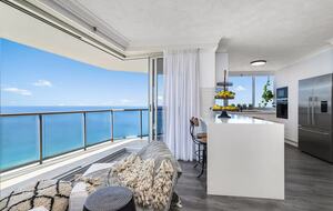 Luxurious Skyhome with Panoramic Views & Beach Location - Gold Coast, Australia