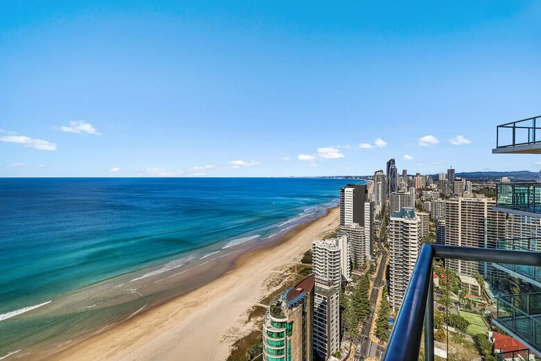 Luxurious Skyhome with Panoramic Views & Beach Location - Gold Coast, Australia