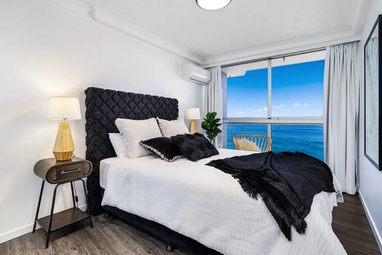 Luxurious Skyhome with Panoramic Views & Beach Location - Gold Coast, Australia