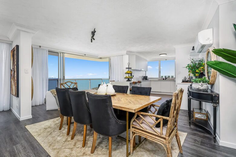 Luxurious Skyhome with Panoramic Views & Beach Location - Gold Coast, Australia
