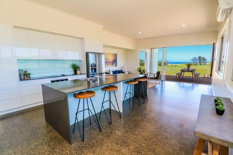 Ocean View Absolute Beachfront Home - Rules Beach, Australia