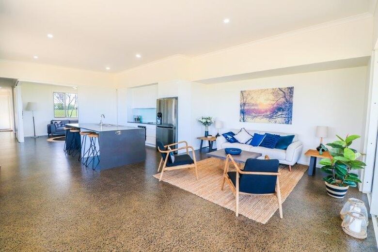 Ocean View Absolute Beachfront Home - Rules Beach, Australia