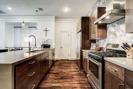Luxury Downtown Home Walk To River + Gym - Houston, Texas