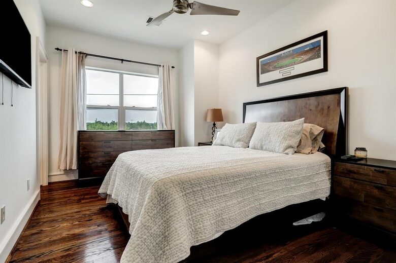 Luxury Downtown Home Walk To River + Gym - Houston, Texas
