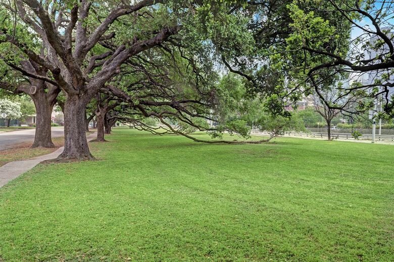 Luxury Downtown Home Walk To River + Gym - Houston, Texas