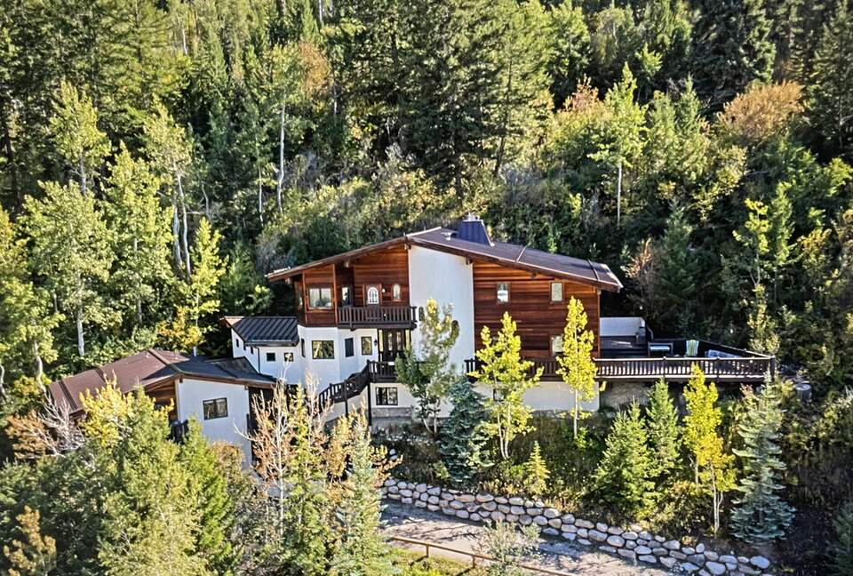 Mountain Swiss Chalet between Vail Resort and Beaver Creek Resort - Avon, Colorado