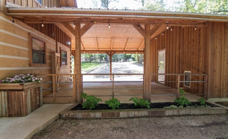 Waterfront Log Cabin on Lake Bob Sandlin with Dock - Leesburg, Texas