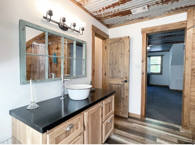 En-suite bath for upstairs bedroom
