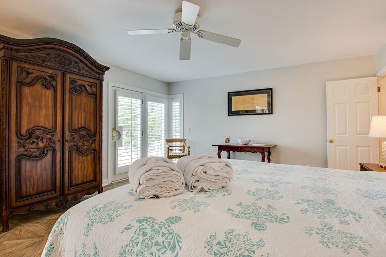 Two Minute Walk to Beach | 3 Primary Suites with Private Pool - Hilton Head Island, South Carolina