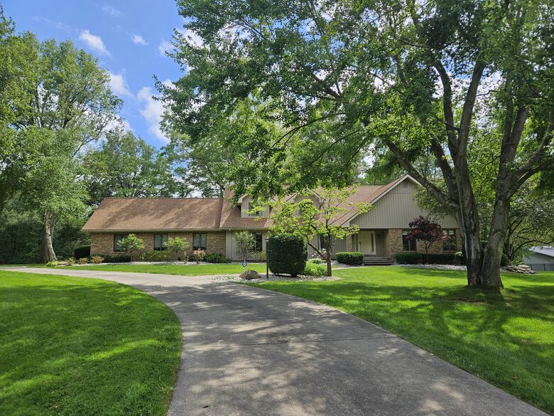 Exquisite Waterfront Retreat - Warren, Ohio