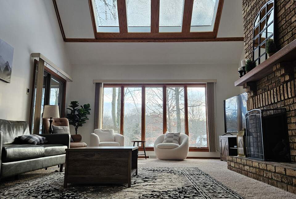 Exquisite Waterfront Retreat - Warren, Ohio