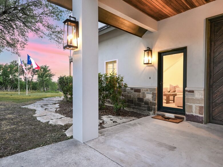 Red Sky Road Retreat - Wimberley, Texas