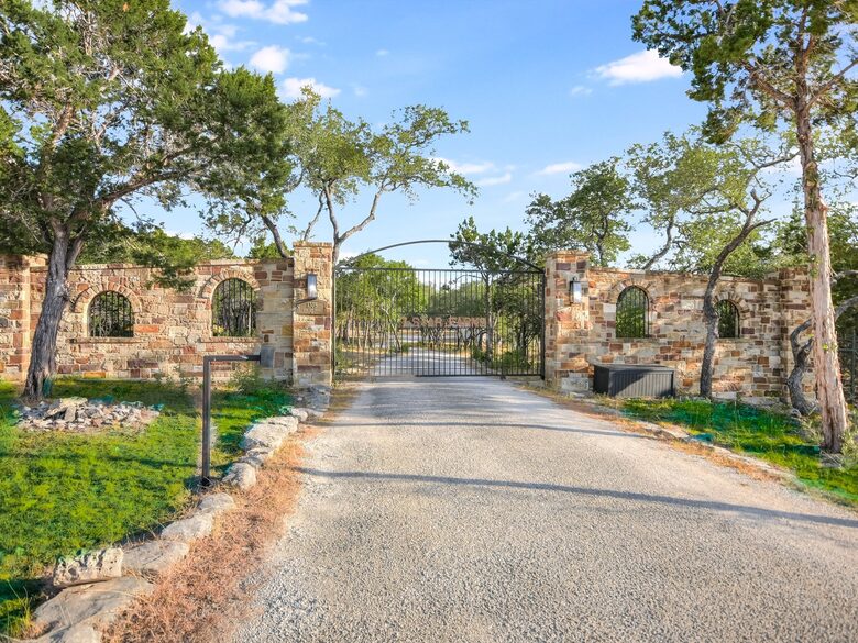 Red Sky Road Retreat - Wimberley, Texas