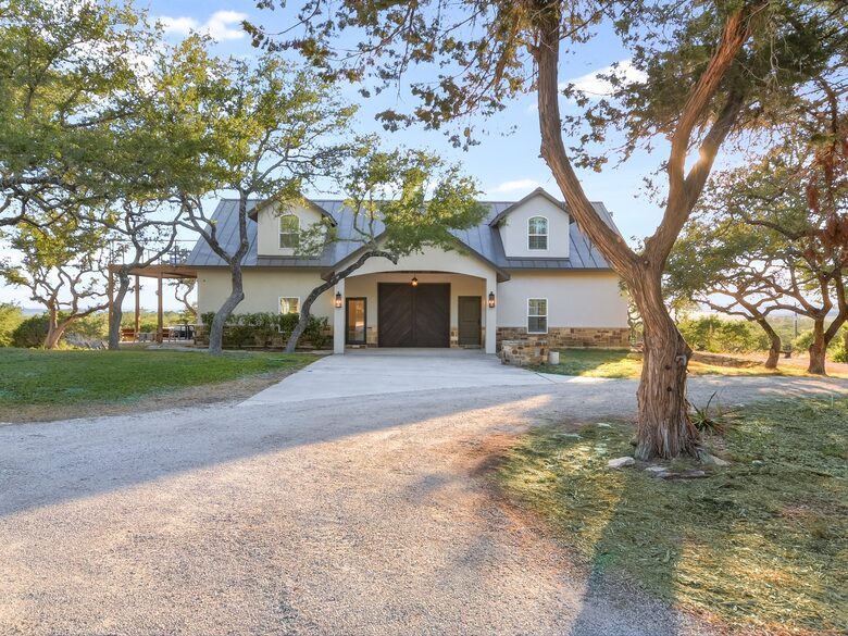 Red Sky Road Retreat - Wimberley, Texas