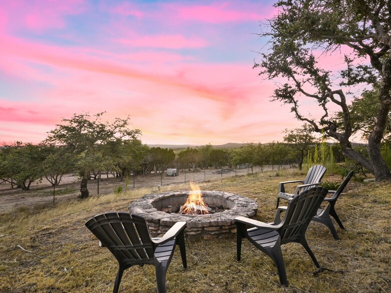 Red Sky Road Retreat - Wimberley, Texas