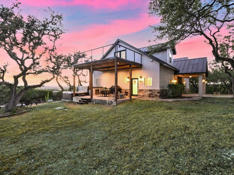 Red Sky Road Retreat - Wimberley, Texas