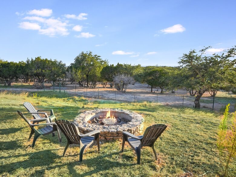 Red Sky Road Retreat - Wimberley, Texas