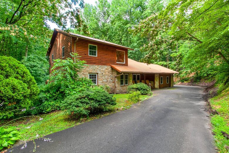 Luxury Mountain Lodge - Gatlinburg, Tennessee
