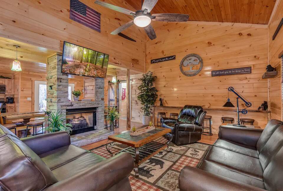 Luxury Mountain Lodge - Gatlinburg, Tennessee
