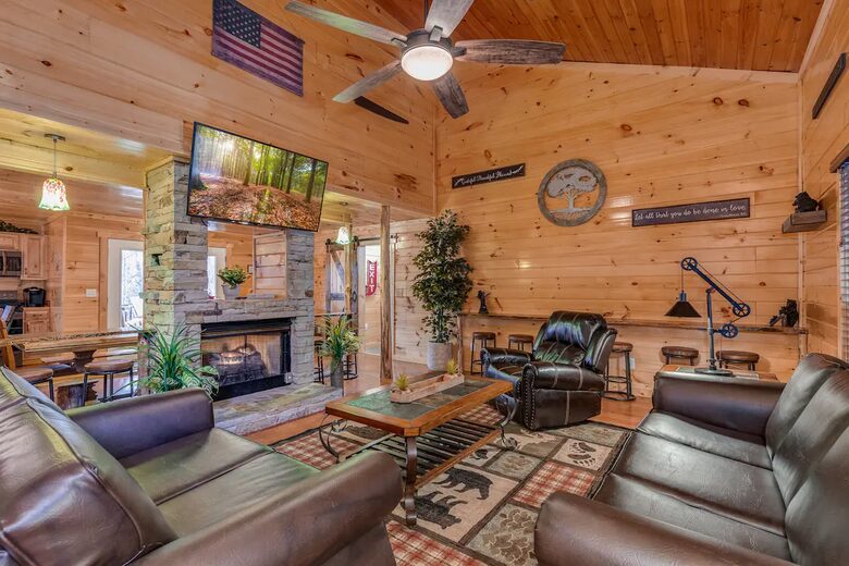 Luxury Mountain Lodge - Gatlinburg, Tennessee