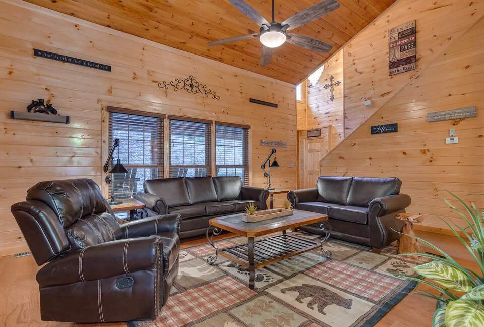 Luxury Mountain Lodge - Gatlinburg, Tennessee